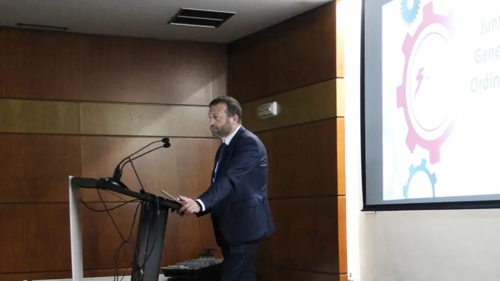 Artur Yuste, presidente de Sogarpo, en un momento de la asamblea.