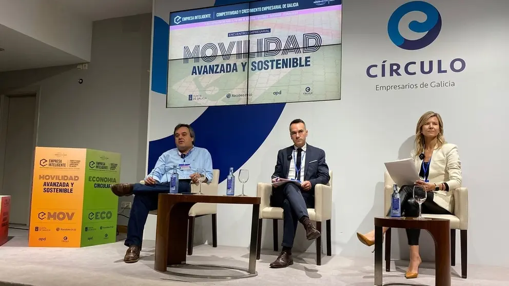 Fernando Guldr&iacute;s y Mar&iacute;a Borr&aacute;s, en la jornada sobre movilidad celebrada en la sede del C&iacute;rculo en Vigo.