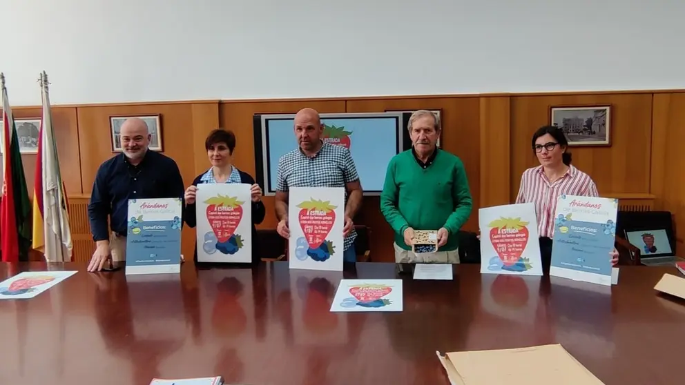 Representantes do Concello da Estrada e da asociaci&oacute;n Berries Galicia presentaron a II Feira de Froitos Vermellos.