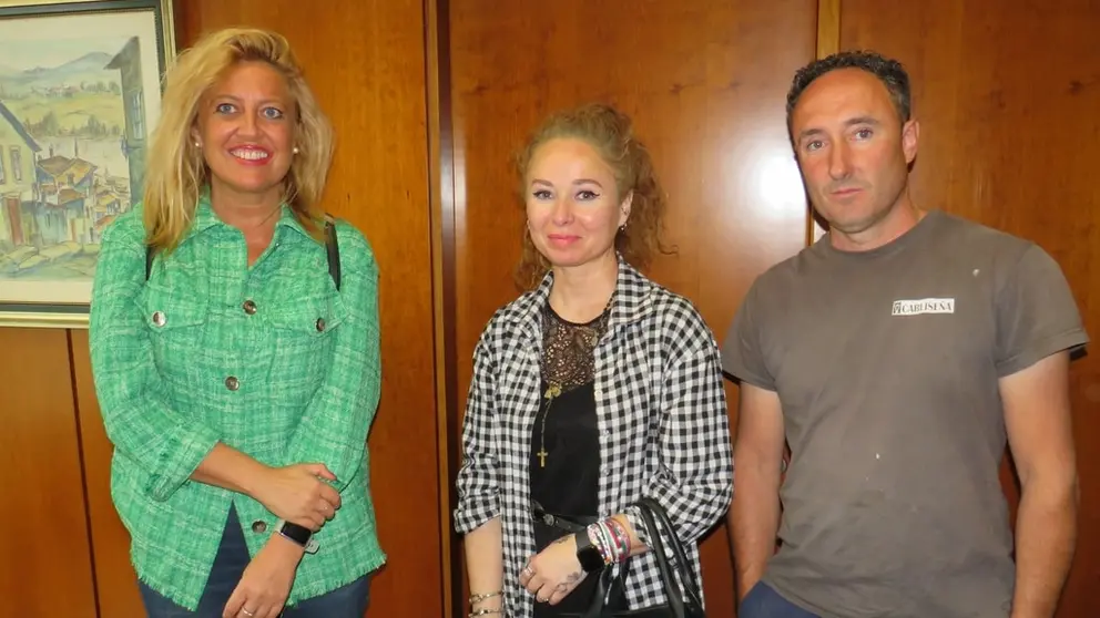 La gerente de SEA, Beatriz Sestayo, junto a los responsables de Cablise&ntilde;a, Mar&iacute;a del Carmen y Jos&eacute; Antonio Se&ntilde;ariz Pazos.