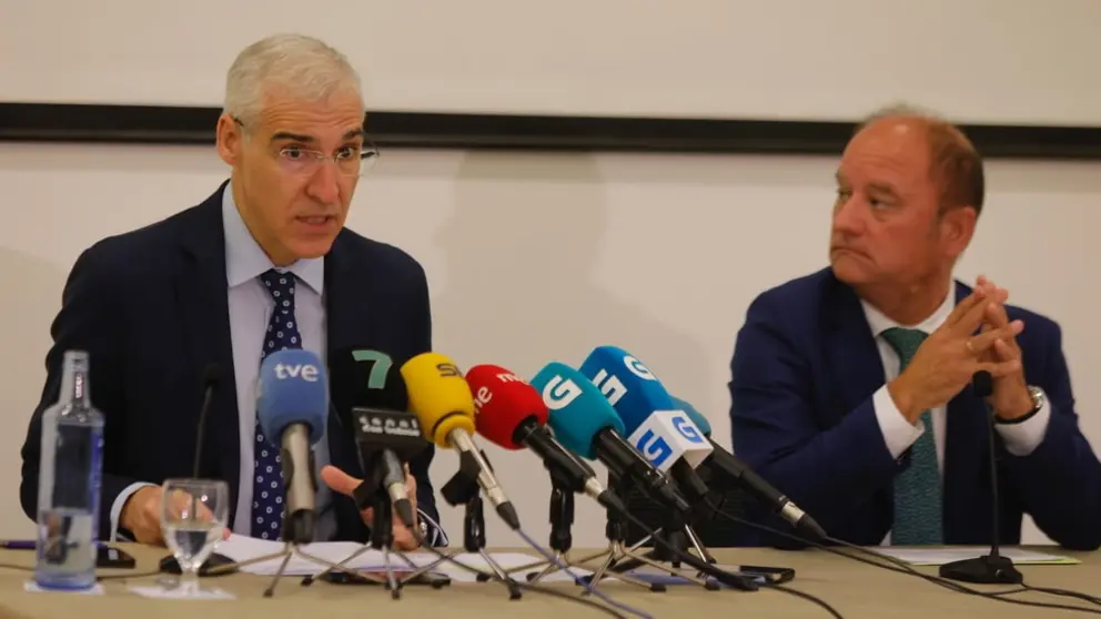 El vicepresidente econ&oacute;mico y conselleiro de Econom&iacute;a, Industria e Innovaci&oacute;n, Francisco Conde, y el director territorial de Ence en Galicia, Antonio Casal, en la rueda de prensa en Pontevedra.