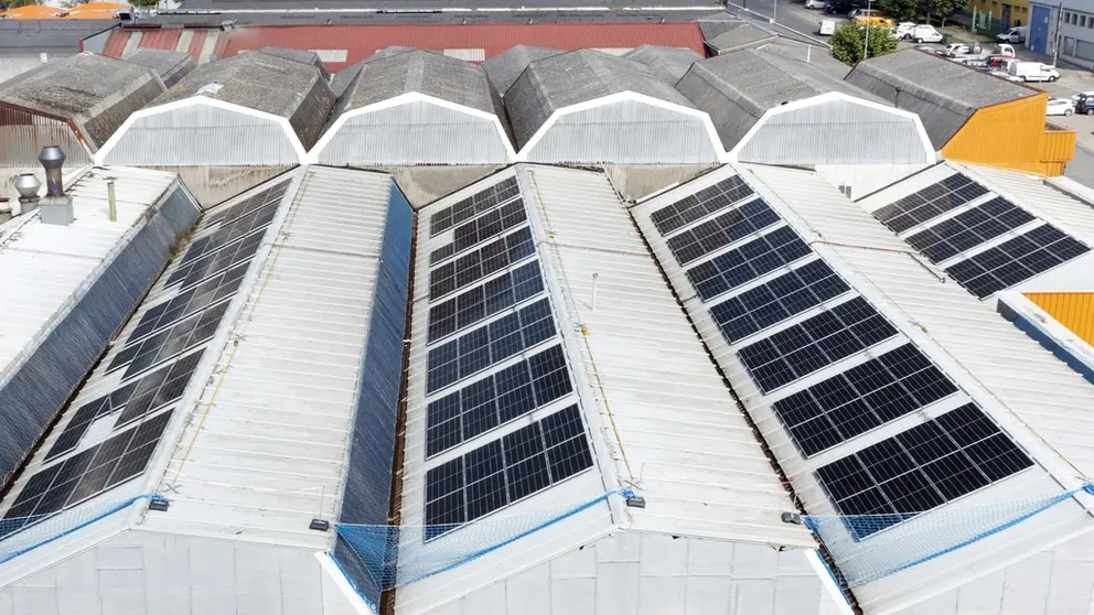 Placas fotovoltaicas en la cubierta del complejo industrial de Caf&eacute;s Candelas en O Ceao.