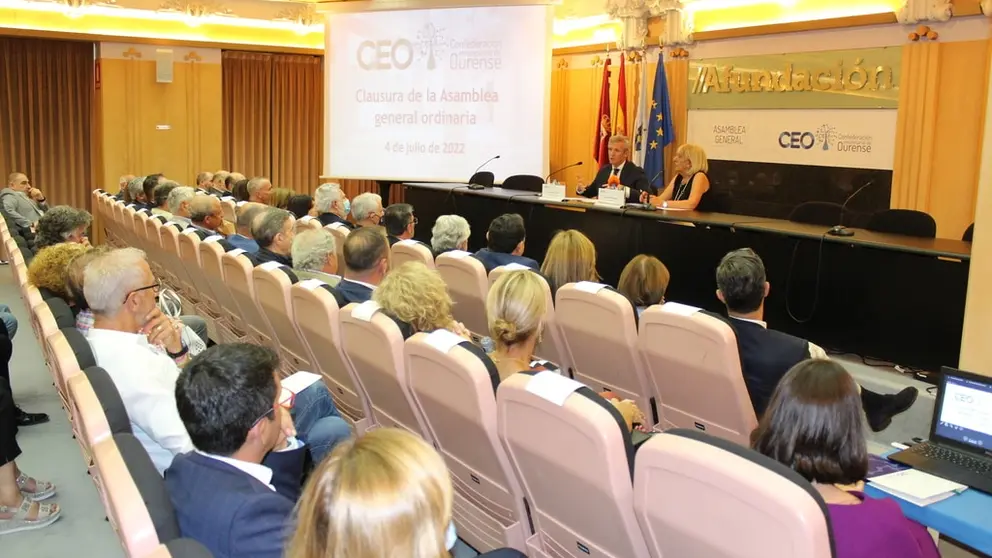 Alfonso Rueda y Marisol Novoa en la clausura de la asamblea general de la CEO.