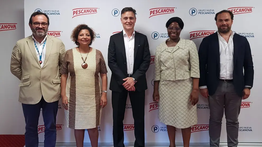 La ministra del Mar de Mozambique en su visita a Nueva Pescanova, donde fue recibida por el CEO y el presidente de la compa&ntilde;&iacute;a.
