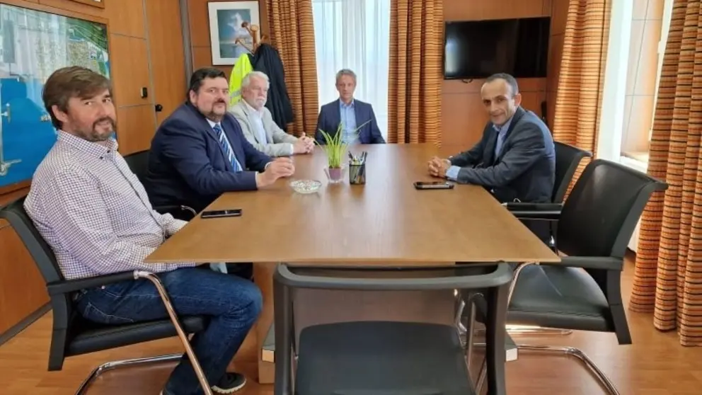 Dobarro, de Cofer, y , de la AEF, junto al presidente de la APFSC, Francisco Barea.