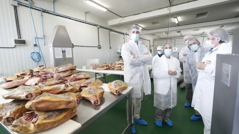 La directora de Gain, el delegado territorial de la Xunta en Lugo y el gerente de la Tecn&oacute;pole visitando las instalaciones de Jamones Gonz&aacute;lez en O Corgo (Lugo).