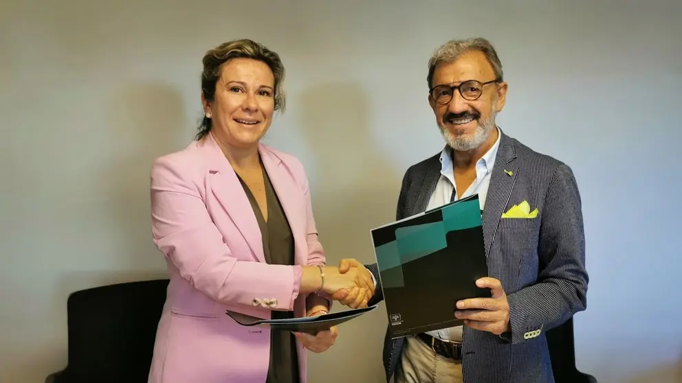 Mar&iacute;a Arantzazu Ma&ntilde;as &Aacute;lvarez, presidenta de APROEMA, y Adolfo Campos, director de Fundaci&oacute;n Inade.