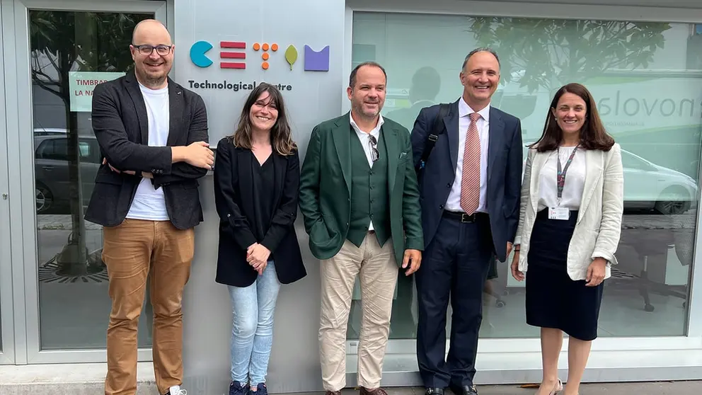Emilio Nieto, director del Centro Nacional del Hidr&oacute;geno (2o drcha), durante su visita a CETIM.