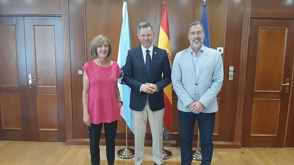 Isabel Fraga y Celso G&aacute;ndara con el delegado do Goberno en Galicia.
