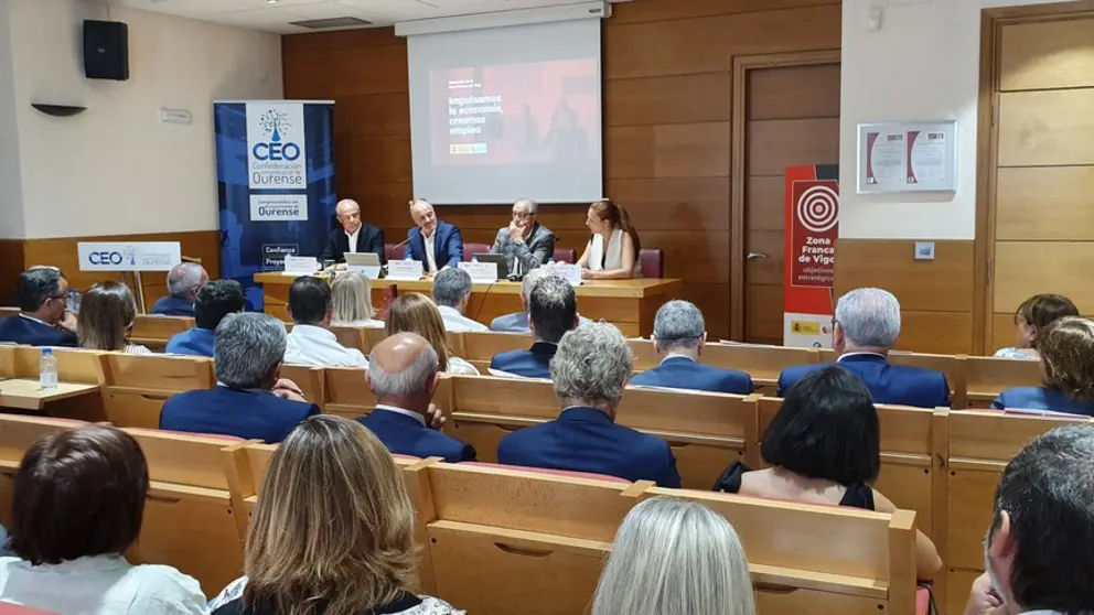 Mesa rdonda con Emilio P&eacute;rez Nieto, Emilio Rial y Elena P&eacute;rez Canal, moderada por David Regades, en la CEO.