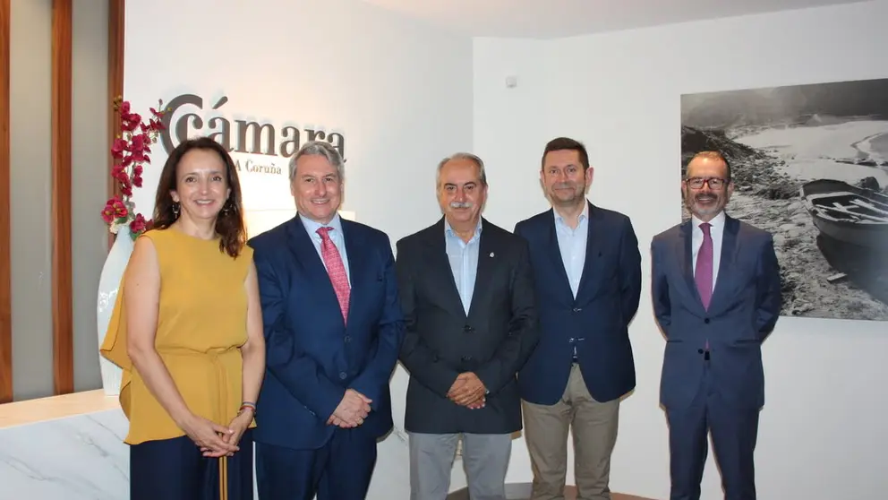 oc&iacute;o Pazos, directora territorial de Banco Santander; Juan Bot&iacute;n, vicepresidente de la C&aacute;mara de Espa&ntilde;a en UK; Antonio Couceiro, presidente de la C&aacute;mara de A Coru&ntilde;a; Manuel Galdo, director general de la C&aacute;mara de A Coru&ntilde;a y Luis Pernas, director de Banca Institucional de B. Santander en Galicia.