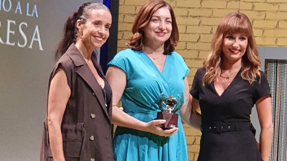 Carmen Lence (centro) recibi&oacute; el Premio Empresa Solidaria en la gala de ONCE celebrada en A Coru&ntilde;a.