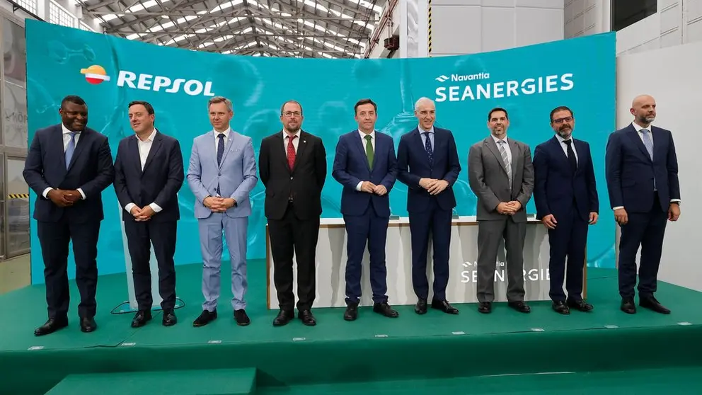 Autoridades en la firma del acuerdo entre Repsol y Navantia Seaenergies, en la F&aacute;brica de Turbinas de Ferrol.