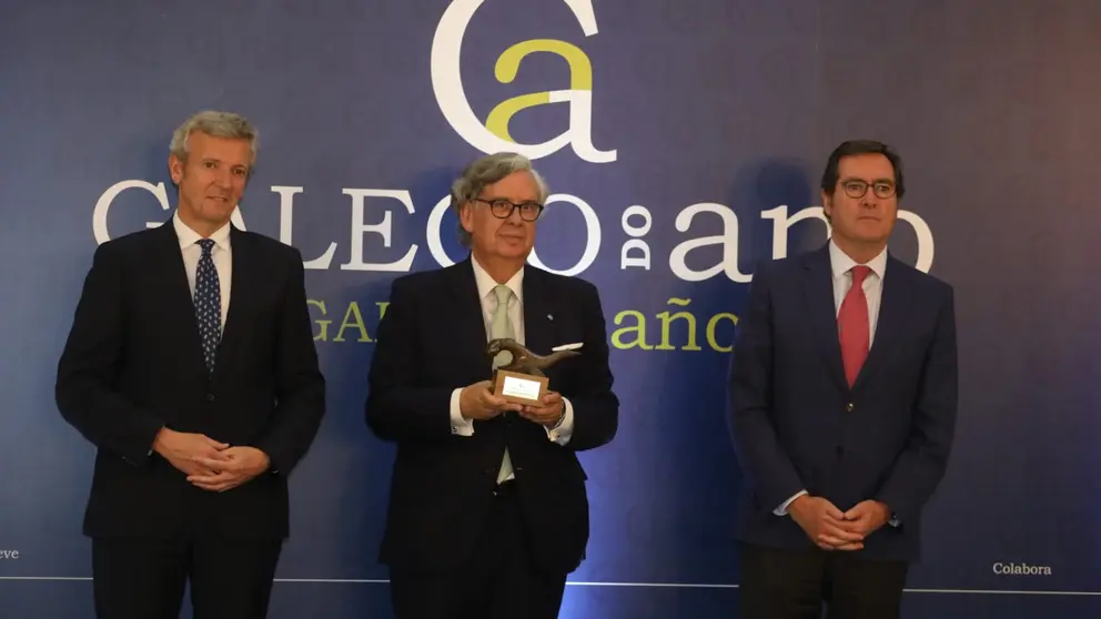Juan Manuel Vieites, con el galard&oacute;n "Galego do Ano", entre el presidente de la Xunta y el de la CEOE.