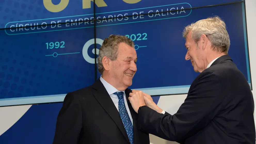 Jaim&eacute; Borr&aacute;s recibe la Medalla de Oro del C&iacute;rculo de manos del presidente de la Xunta, Alfonso Rueda.