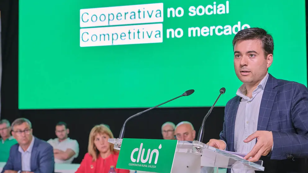 Juan Gall&aacute;stegui, director general de CLUN se dirige a los socios en la asamblea.