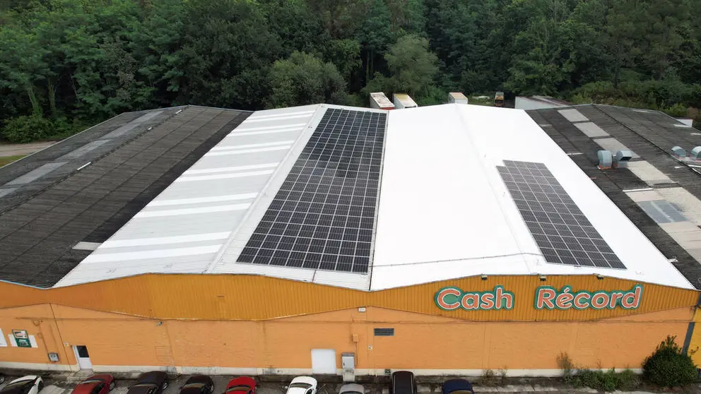 Paneles fotovoltaicos en la cubierta del Cash Record de Vegalsa-Eroski en Ponteareas.