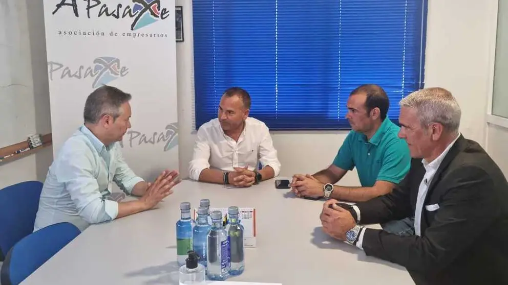 El secretario general de Asime (izq.) con miembros de la Asociaci&oacute;n Empresarial A Pasaxe.