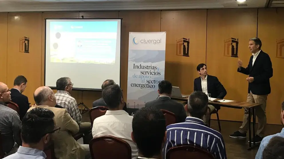 El gerente de Cluergal, Oriol Sarmiento (de pie) y el responsable de Enerx&iacute;a del Inega, Juan Ignacio Rodr&iacute;guez.