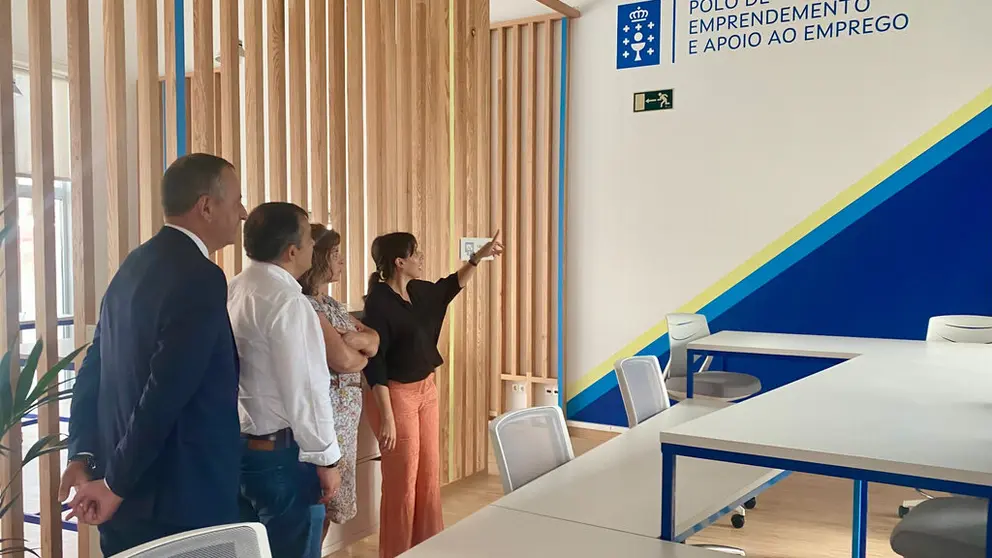 La conselleira de Promoci&oacute;n do Emprego e Igualdade, Mar&iacute;a Jes&uacute;s Lorenzana (der.) inaugur&oacute; el polo de emprendimiento de Ver&iacute;n.