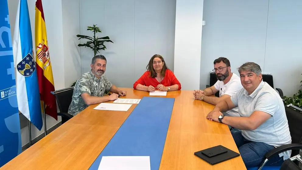 Os responsables de Industria da CIG, CCOO e UGT, reunidos coa secretaria territorial da Xunta en Vigo.