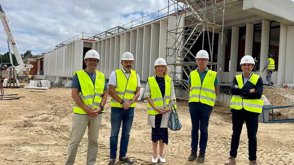 Visita de Mabel Loza al visita al Centro de Servicios Innovadores para Empresas Biotecnol&oacute;gicas junto a directivos de la AAET y el arquitecto.