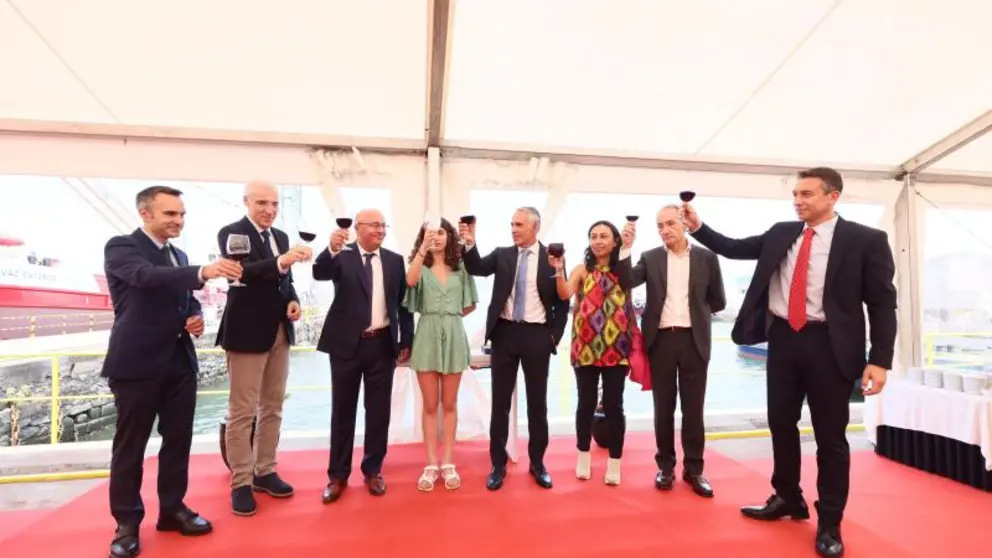Ceremonia de entrega del buque "Omvac XIV" en el astillero Nodosa.