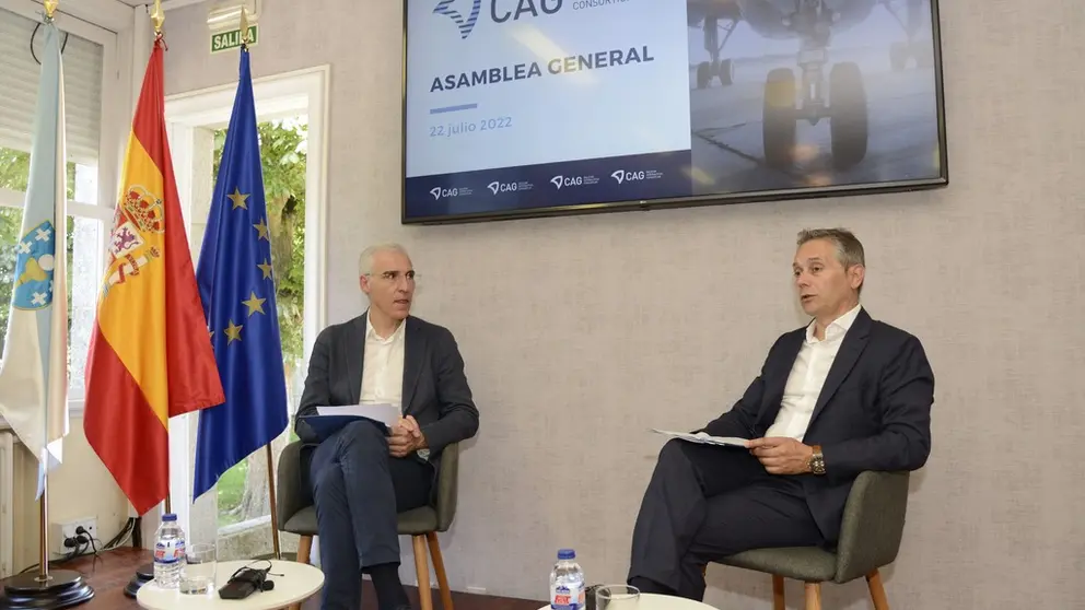 Francico Conde y Enrique Mall&oacute;n en la clausura de la asamblea del Consorcio Aeron&aacute;utico Gallego.