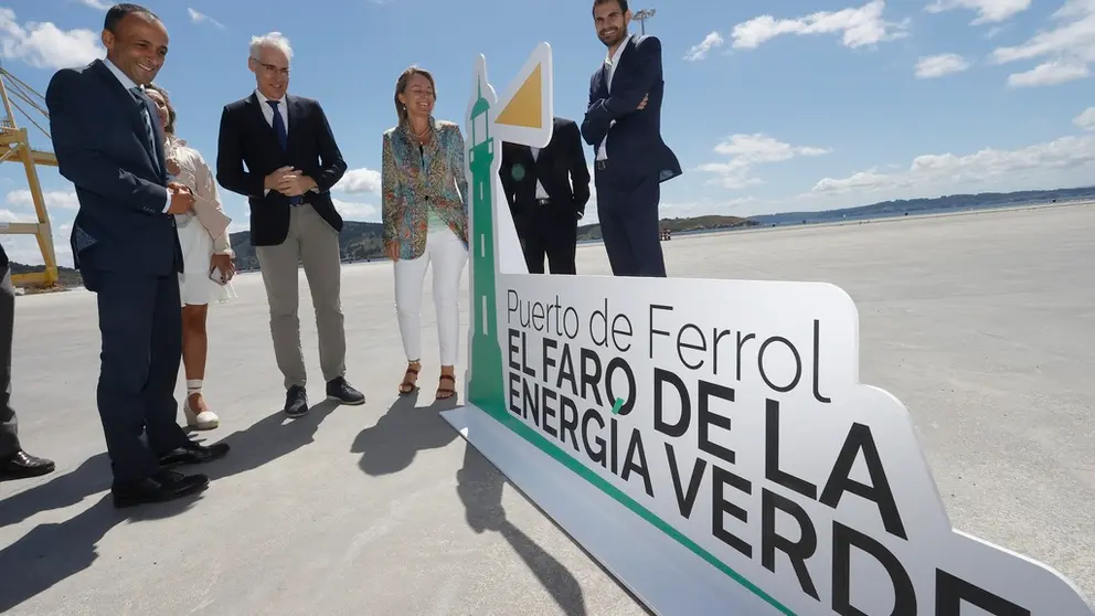 El presidente de la Autoridad Portuaria de Ferrol junto al vicepresidente primero de la Xunta y otrras autoridades, en la d&aacute;rsena exterior./K.DELGADO.