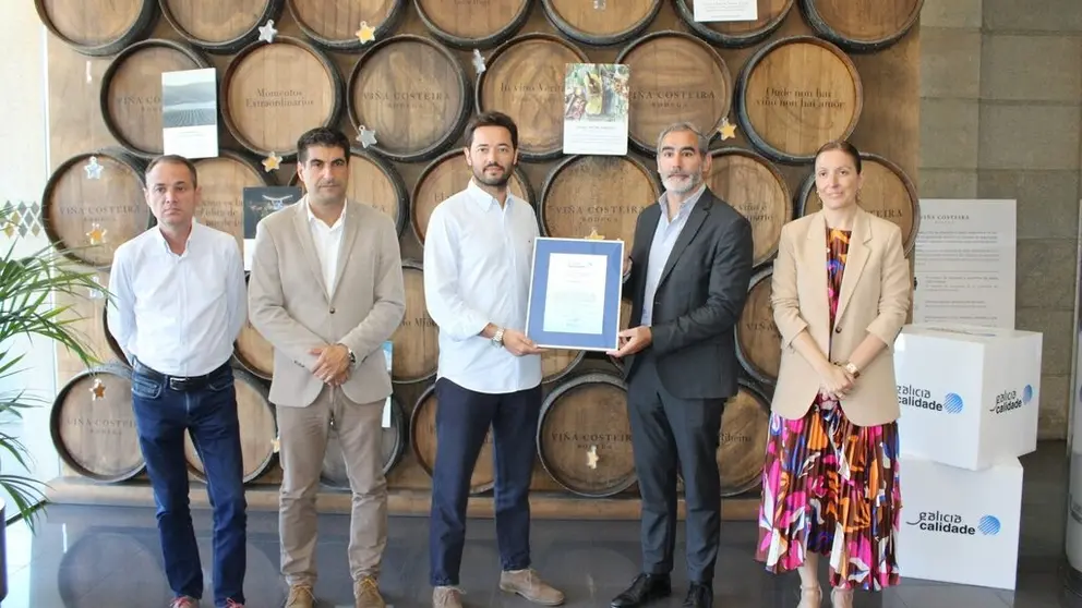 Representantes da adega Vi&ntilde;a Costeira xunto ao delegado da Xunta en Ourense (2&ordm; pola esq.), o director xeral de Comercio e Consumo (2&ordm; pola der.) e a xerente de Galicia Calidade.