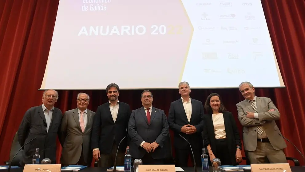 Fernando Gonz&aacute;lez Laxe, Emilio P&eacute;rez Nieto, Dieego Calvo, Julio Abalde, Santiago Lago, Imelda Capote y Jos&eacute; Luis G&oacute;mez, en la presentaci&oacute;n del Anuario 2022./ MONCHO FUENTES. AGN.