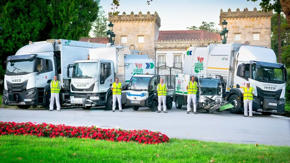 Veh&iacute;culos y miembros de la plantilla de FCC Medio Ambiente que trabajar&aacute;n en el servicio de recogida de residuos de Vigo.