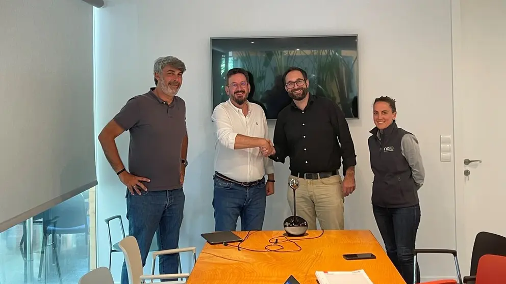 Firma del acuerdo entre AG Group, del Grupo Internaco, y Na&iuml;o Technologies.
