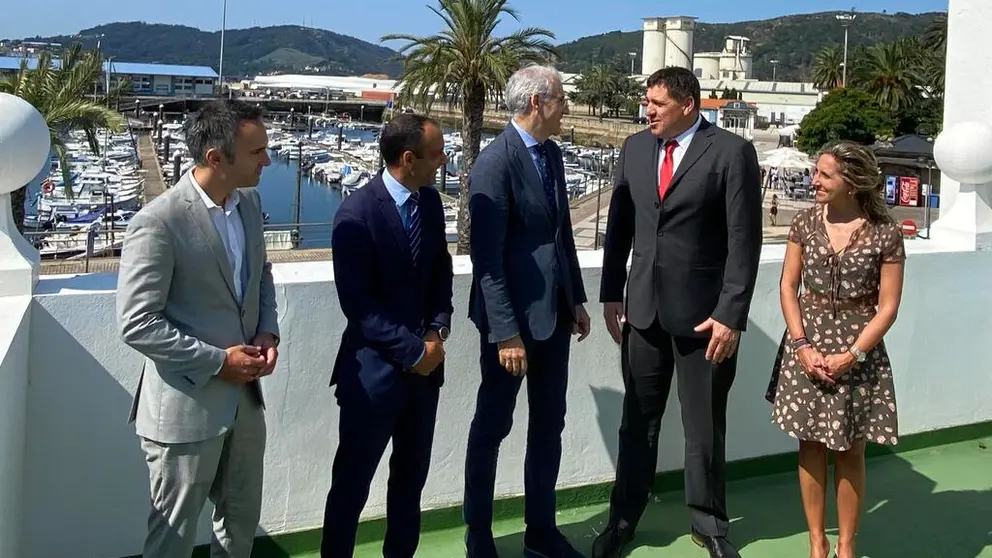 El vicepresidente econ&oacute;mico de la Xunta (centro) junto al director del Igape, el presidente de la APFSC, el responsable de Sentury y la delegada de la Xunta en Ferrol.