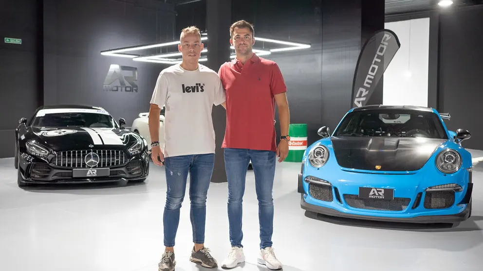 Adri&aacute;n Benito y Rub&eacute;n Rodr&iacute;guez, propietarios del concesionario AR Motor.