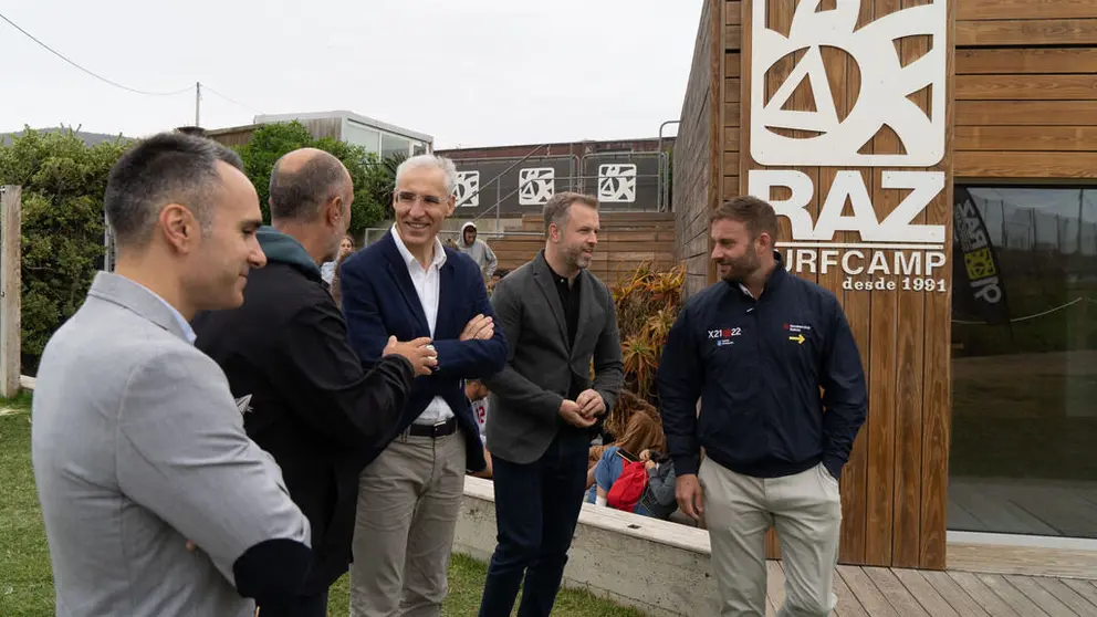 Carballo. A Coru&ntilde;a
O vicepresidente primeiro e conselleiro de Econom&iacute;a, Industria e Innovaci&oacute;n, Francisco Conde, acompa&ntilde;ado polo delegado territorial da Xunta de Galicia na Coru&ntilde;a, Gonzalo Trenor, visita as instalaci&oacute;ns da compa&ntilde;&iacute;a Raz SurfCamp, participante no programa Galicia Exporta Dixital.
05/08/2022
Foto: Moncho Fuentes / AGN A Coru&ntilde;a




