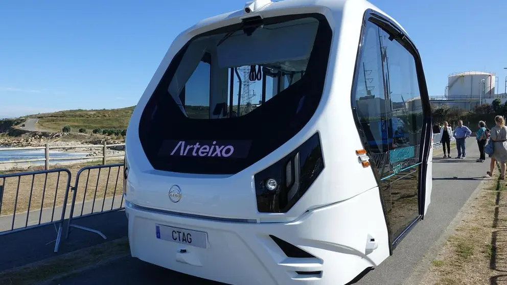 El primer trayecto piloto en este shuttle 100% el&eacute;ctrico, conectado y de dise&ntilde;o futurista lo realizaron varios vecinos, acompa&ntilde;ados por el alcalde Carlos Calvelo, desde el aparcamiento de la playa de Sab&oacute;n.