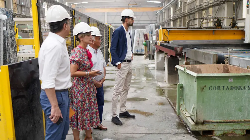 El director xeral de Planificaci&oacute;n Enerx&eacute;tica e Recursos Naturais (der.) en las instalaciones de Granitos Cabaleiro en O Porri&ntilde;o.