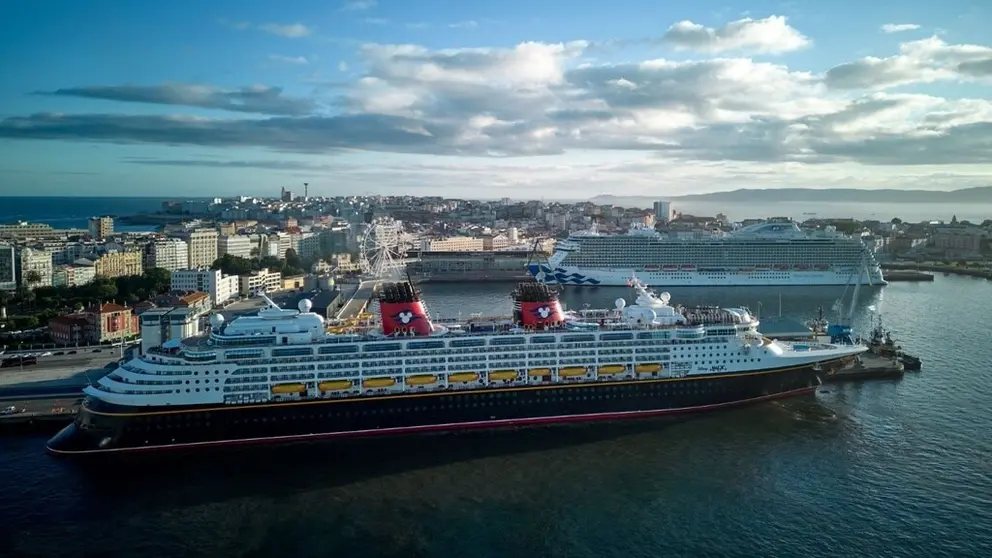 Escala en a Coru&ntilde;a de los cruceros Disney Magic y Sky Princess, el pasado 27 de julio.