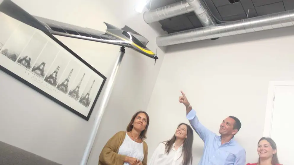 La directora de Gain, Patricia Argerey, y los responsables de la empresa pontevedresa UAV Instruments.