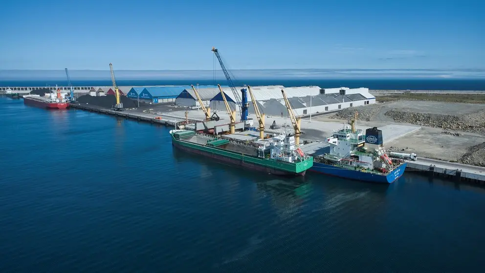 Descarga de roca fosf&oacute;rica en el Puerto Exterior de A Coru&ntilde;a.