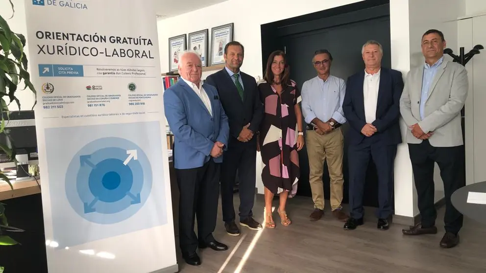 A directora xeral de Relaci&oacute;ns Laborais, Elena Mancha, con representantes dos tres colexios de graduados sociais.