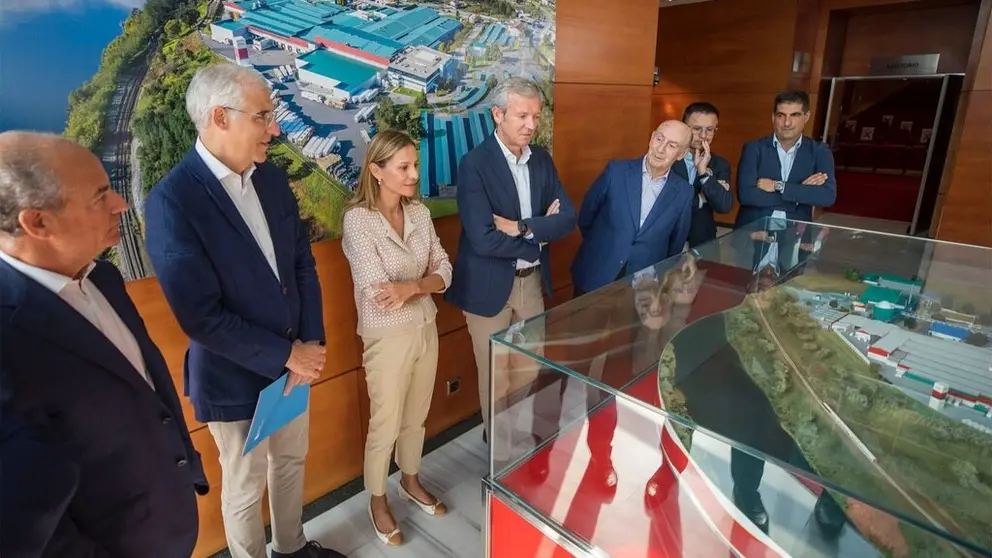El presidente de la Xunta, acompa&ntilde;ado por los conselleiros de Econom&iacute;a y Medio Rural y por el director general de Coren, su vicepresidenta y su presidente.