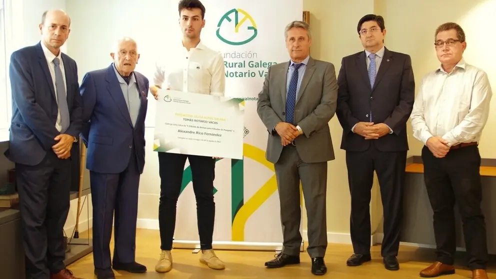 Alexandre Rico, becado de la Fundaci&oacute;n Caixa Rural Galega Tom&aacute;s Notario Vacas en 2022, junto a su presidente y miembros del patronato.