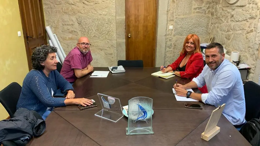 La gerente de SEA, Beatriz Sestayo (2&ordf; por la derecha) en la reuni&oacute;n de seguimiento celebrada en el Concello de Rianxo.