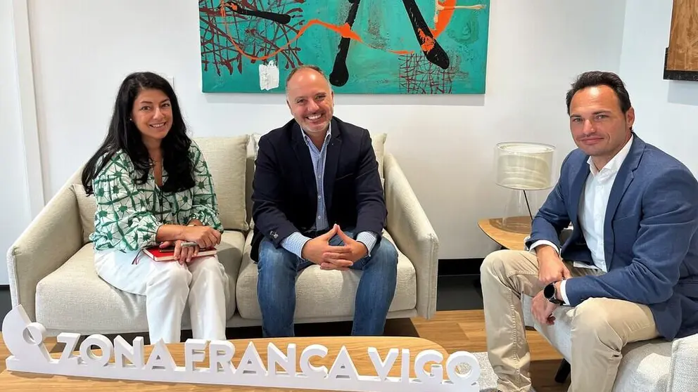 Tet&eacute; Vilar, responsable de emprendimiento de Zona Franca; David Regades, delegado del Estado en la Zona Franca de Vigo; y Emanuele Ricciotti, CEO de de ClickAge.