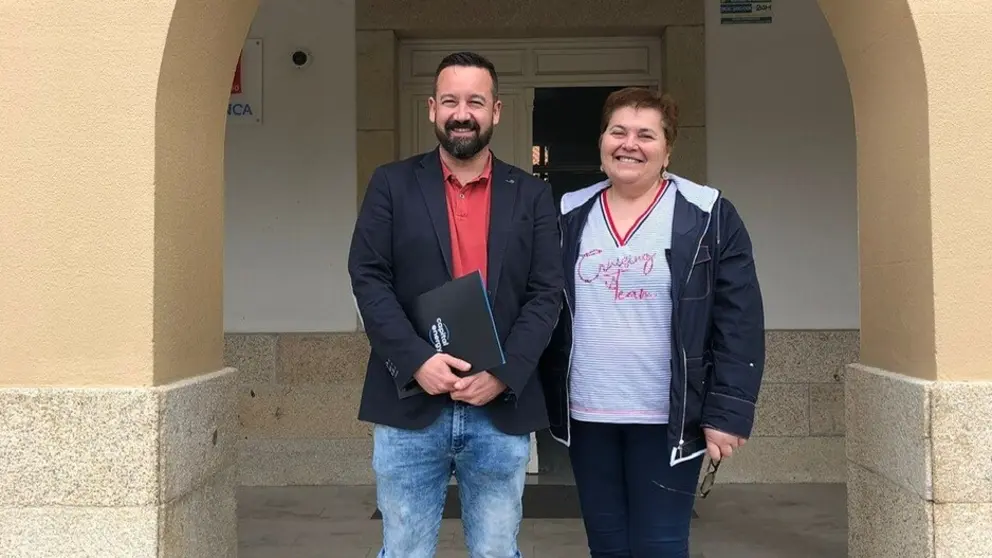 El responsable de Promoci&oacute;n en Galicia de Capital Energy, Xabier Monteagudo, junto a la alcaldesa de Lousame, Teresa Villaverde.
