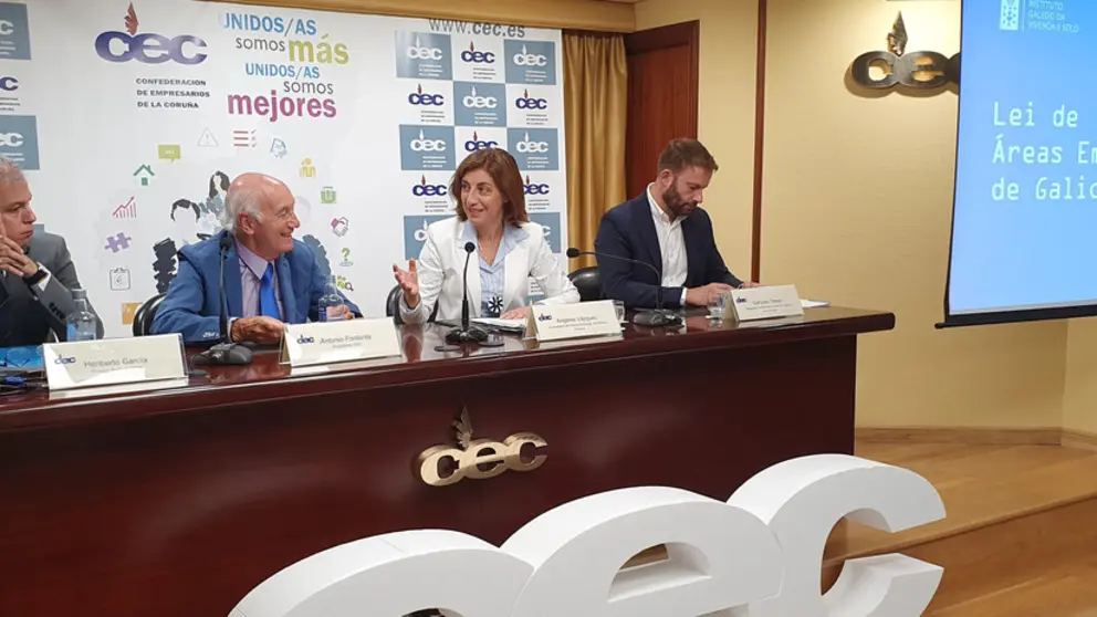 Heriberto Garc&iacute;a, Antonio Fontenla, &Aacute;ngeles V&aacute;zquez y Gonzalo Trenor, en un momento de la jornada.