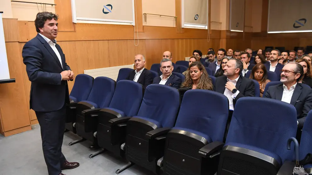 Mart&iacute;n Fern&aacute;ndez Prado con los directivos de Banco Santander en Galicia.