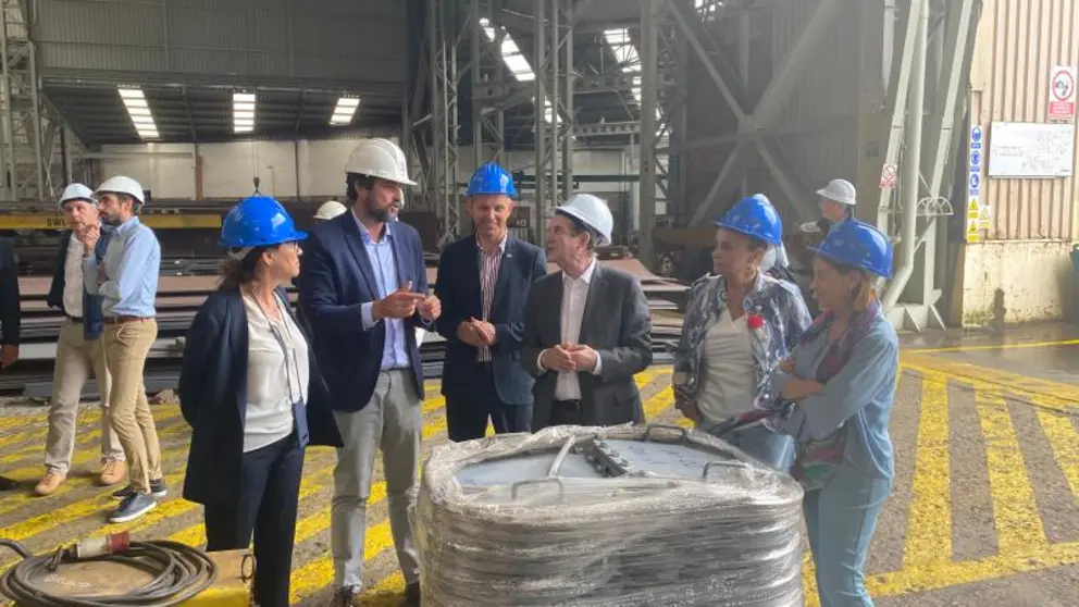 El delegado del Gobierno en Galicia (3&ordm; por la izq.) en los astilleros Armon de Vigo.